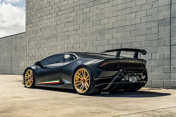 Фото дисков Strasse Wheels SV12 Deep Concave Duoblock Сатиновое золото на Lamborghini Huracan