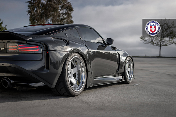 Фото дисков HRE C105 Белый глянец на Nissan Z
