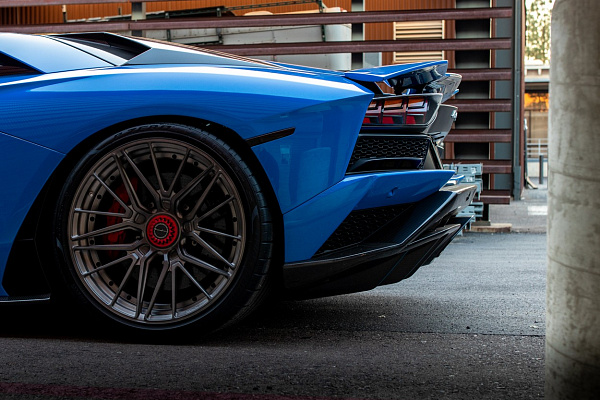 Фото дисков Brixton Forged VL4 Сатиновый темный лак на Lamborghini Aventador