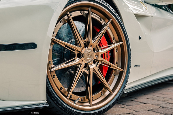 Фото дисков Strasse Wheels SV10-RS Deep Concave FS Сатиновая бронза на Ferrari F12