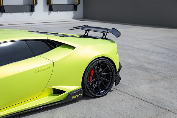 Фото дисков Strasse Wheels SV10T Deep Concave FS Черный глянец на Lamborghini Huracan