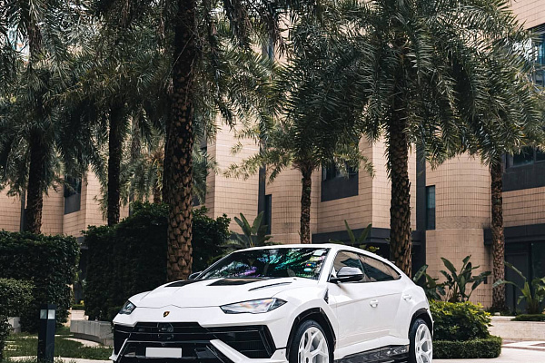 Фото дисков Brixton Forged MW03 Белый глянец на Lamborghini Urus
