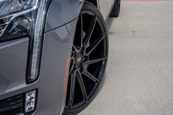 Фото дисков Savini BM15 Черный глянец на Cadillac CT5