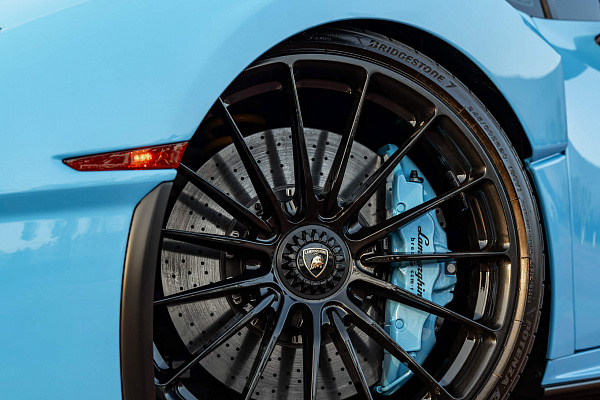 Фото дисков HRE P103 Черный глянец на Lamborghini Huracan