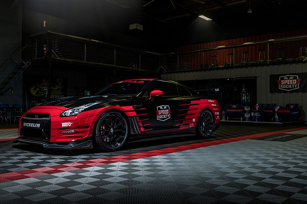 Фото дисков HRE P201 Черный глянец на Nissan GT-R