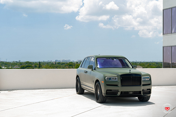 Фото дисков Vossen S17-16 Черный глянец на Rolls-Royce Cullinan