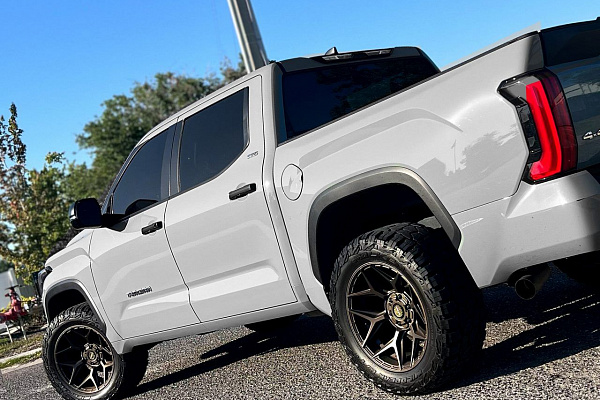 Фото дисков 4PLAY 4P06 Сатиновая бронза на Toyota Tundra III