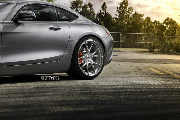 Фото дисков Strasse Wheels SM5R Deep Concave Monoblock Сатиновый темный лак на Mercedes-Benz AMG GT I