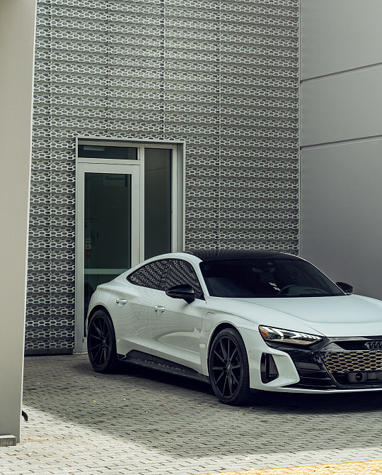 Фото дисков VFS-1 Черный сатин на Audi E-tron GT