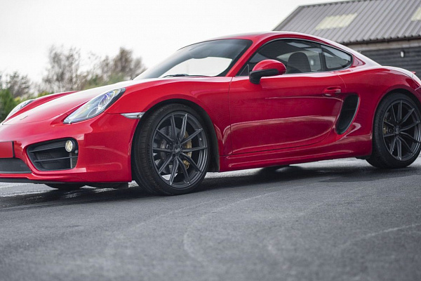 Фото дисков Bola FLC Сатиновый графит на Porsche Cayman II