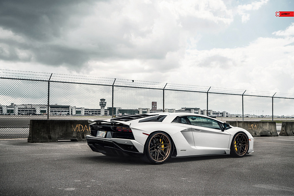 Фото дисков Anrky AN36 Сатиновая темная бронза на Lamborghini Aventador