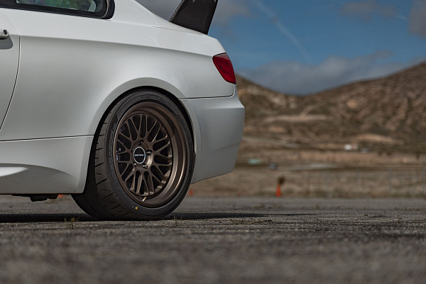 Фото дисков Motegi Racing MF417 Millennium Сатиновая темная бронза на BMW 3/M3 (E90)