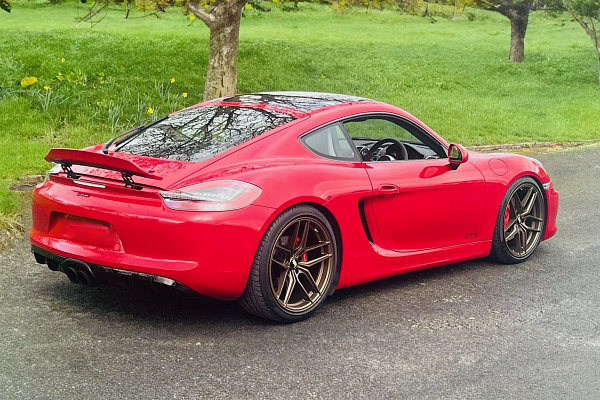 Фото дисков Bola B11 Сатиновая бронза на Porsche Cayman II
