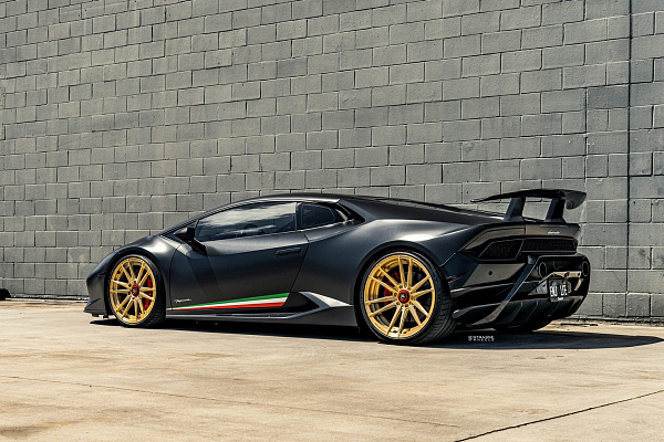 Фото дисков Strasse Wheels SV12 Deep Concave Duoblock Сатиновое золото на Lamborghini Huracan