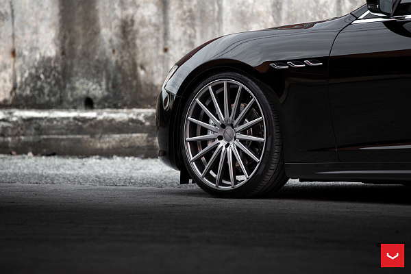 Фото дисков Vossen VFS-2 Глянцевый графит на Maserati Ghibli
