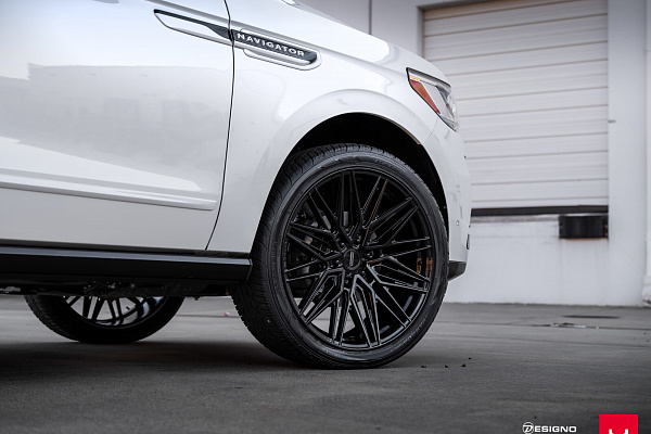 Фото дисков Vossen HF6-5 Черный глянец на Lincoln Navigator IV