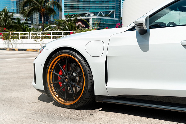 Фото дисков Strasse Wheels SV10 Deep Concave FS Черный глянец на Audi E-tron GT