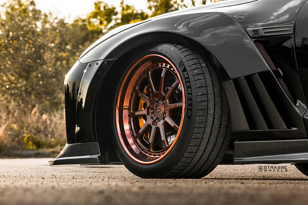 Фото дисков Strasse Wheels R10 Competition Другой цвет на Nissan GT-R