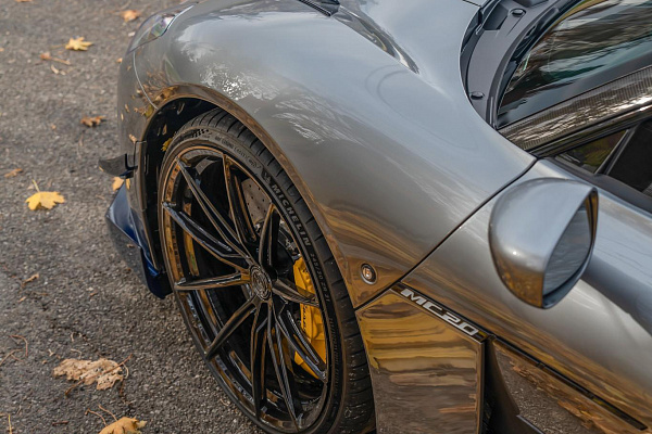Фото дисков AL13 R10 Черный глянец на Maserati MC20