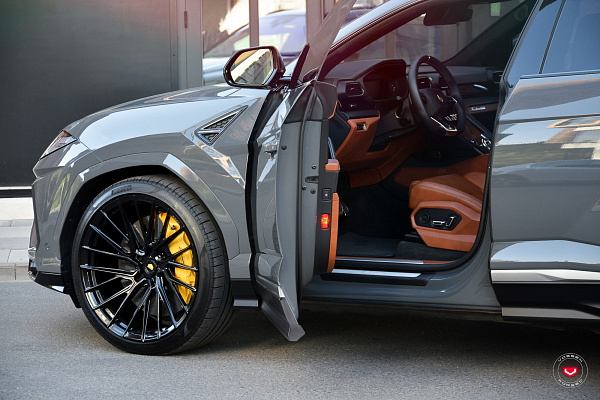 Фото дисков Vossen EVO-6T Черный глянец на Lamborghini Urus