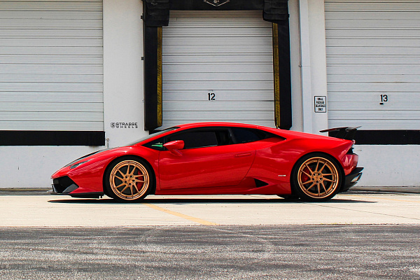 Фото дисков Strasse Wheels SV1T Deep Concave FS Сатиновое золото на Lamborghini Huracan