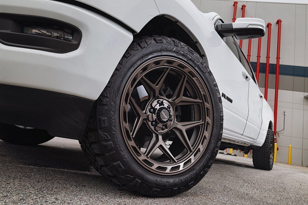 Фото дисков 4PLAY 4P55 Сатиновая темная бронза на Ram 1500 V