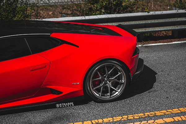 Фото дисков Strasse Wheels SM5R Deep Concave FS Сатиновый темный лак на Lamborghini Huracan