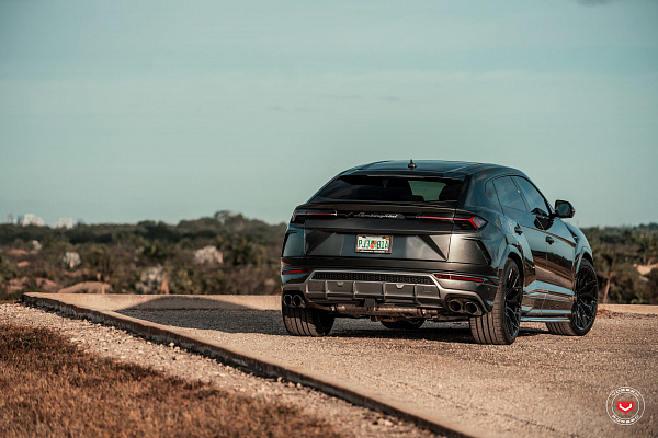 Фото дисков Vossen S17-01 Черный глянец на Lamborghini Urus