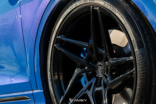 Фото дисков Anrky S1-X3 Черный глянец на Audi Q8