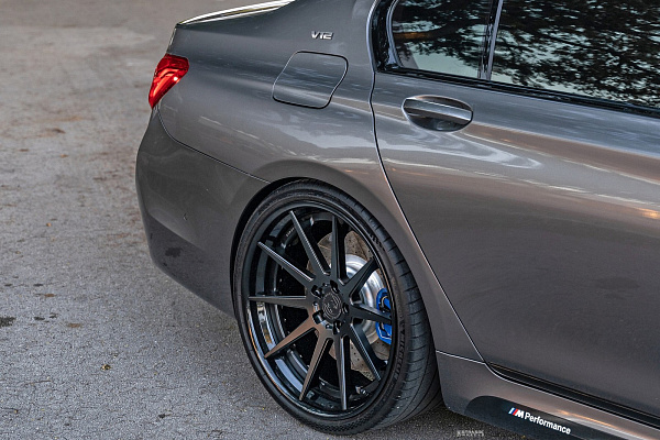 Фото дисков Strasse Wheels R10 Deep Concave FS Черный сатин на BMW 7 (G11/G12)