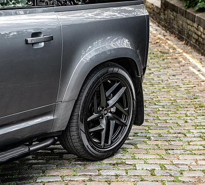 Фото дисков Kahn Type 52 RS на Land Rover Defender II