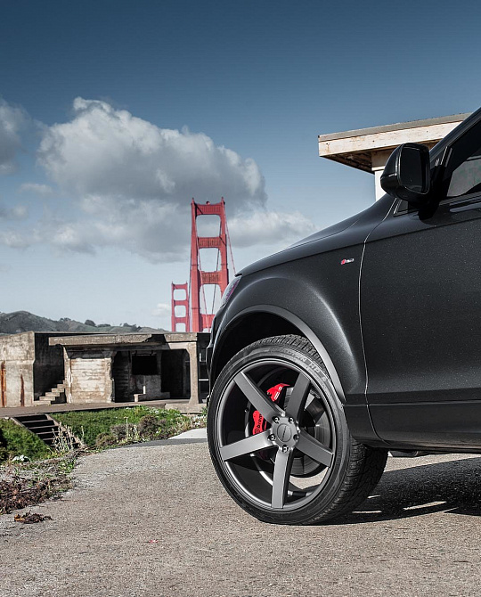 Фото дисков CV3 Сатиновый графит на Audi Q7 (4L)