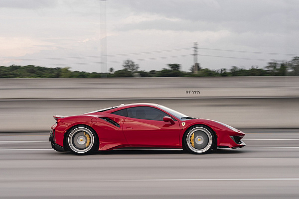 Фото дисков Strasse Wheels SV10 Deep Concave FS Глянцевый лак на Ferrari 488