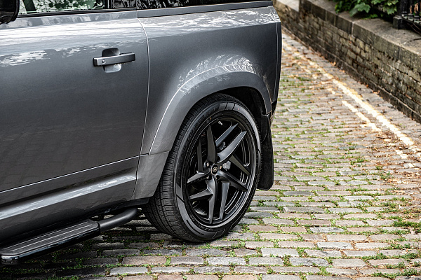Фото дисков Kahn Type 52 RS Черный сатин на Land Rover Defender II