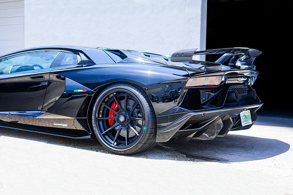 Фото дисков Strasse Wheels SV10 Deep Concave FS Черный сатин на Lamborghini Aventador