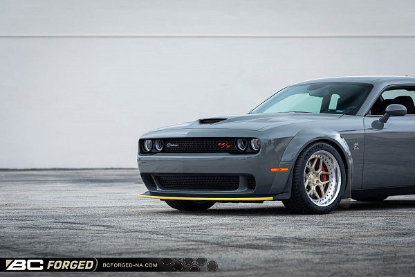 Фото дисков BC Forged LE53 // MLE53 Глянцевая шампань на Dodge Challenger III