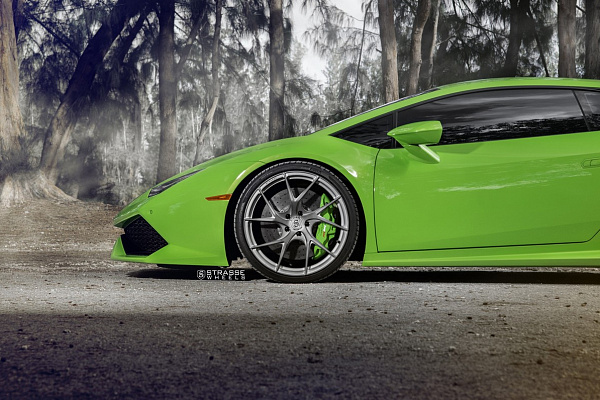 Фото дисков Strasse Wheels SM5RT Deep Concave Monoblock Сатиновый темный лак на Lamborghini Huracan