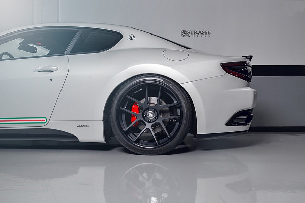 Фото дисков Strasse Wheels SM5 Deep Concave Черный сатин на Maserati GranTurismo I