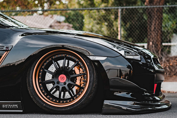 Фото дисков Strasse Wheels R10 Performance Другой цвет на Nissan GT-R