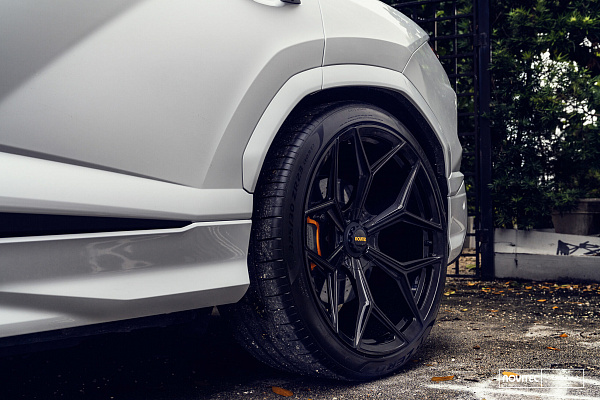 Фото дисков NOVITEC NL4 Черный глянец на Lamborghini Urus