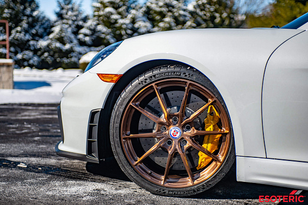 Фото дисков HRE P104SC Глянцевая темная медь на Porsche Cayman III