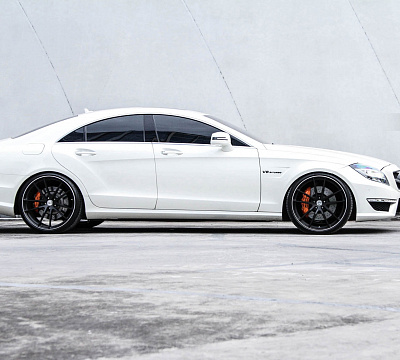 Фото дисков HRE P104 на Mercedes-Benz CLS (C218)