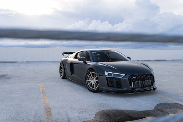 Фото дисков Strasse Wheels SV10 Track Сатиновая шампань на Audi R8 (4S)