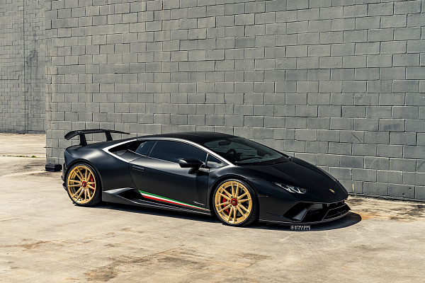 Фото дисков Strasse Wheels SV12 Deep Concave Duoblock Сатиновое золото на Lamborghini Huracan