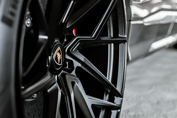 Фото дисков Brixton Forged PF8 Черный сатин на Lamborghini Urus