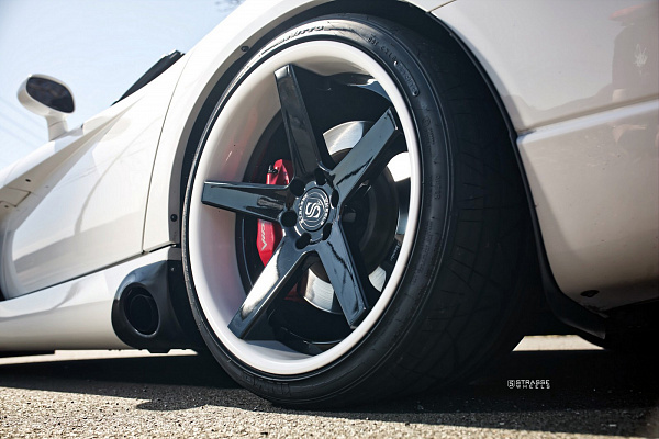 Фото дисков Strasse Wheels S5 Deep Concave FS Другой цвет на Dodge Viper