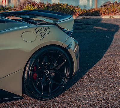 Фото дисков Brixton Forged PF7 на McLaren 720S
