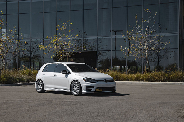 Фото дисков Motegi Racing MR144 M9 Серебро на Volkswagen Golf VII