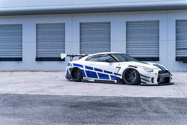 Фото дисков Strasse Wheels SM5R Deep Concave FS Черный глянец на Nissan GT-R