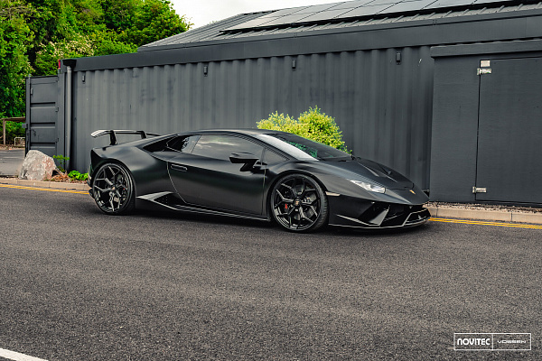 Фото дисков NOVITEC NL4 Черный глянец на Lamborghini Huracan